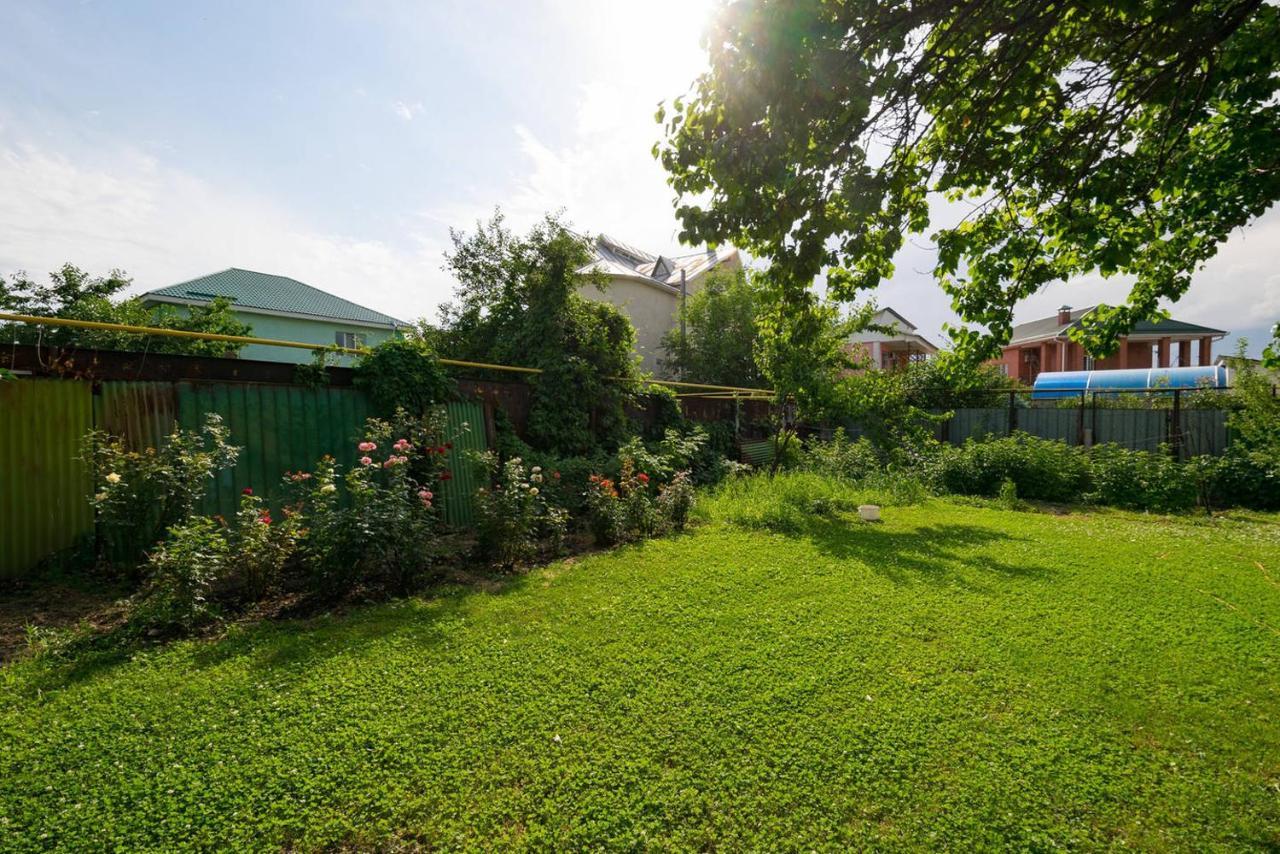 Guest House On Maksimova 9 อัลมาตี ภายนอก รูปภาพ