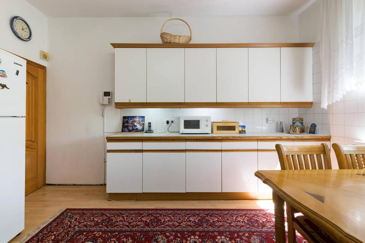 Guest House On Maksimova 9 อัลมาตี ภายนอก รูปภาพ