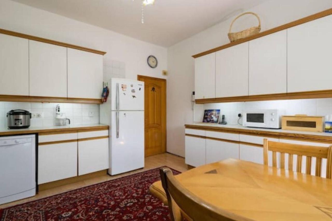 Guest House On Maksimova 9 อัลมาตี ภายนอก รูปภาพ