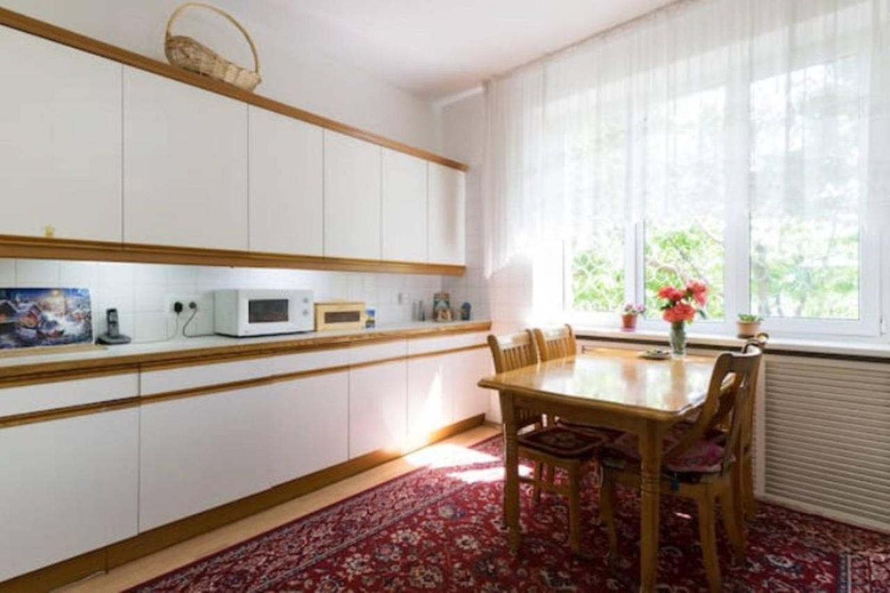 Guest House On Maksimova 9 อัลมาตี ภายนอก รูปภาพ