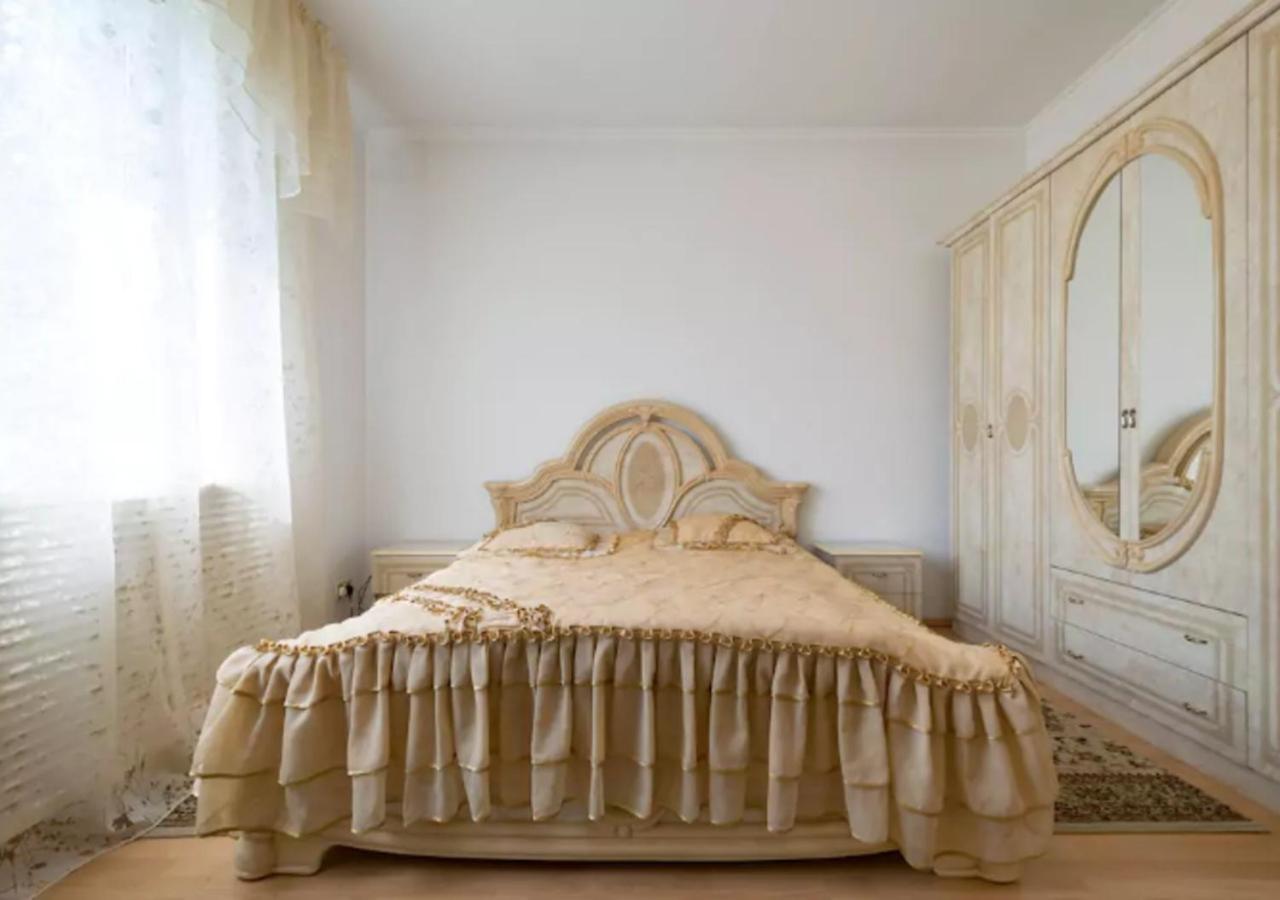 Guest House On Maksimova 9 อัลมาตี ภายนอก รูปภาพ